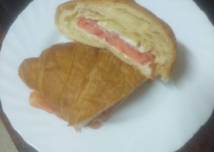 Croissant con jamón serrano, tomate y mayonesa