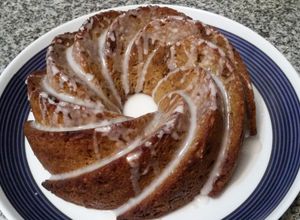 Una foto de Budín de máscabo y manzana en molde bundt