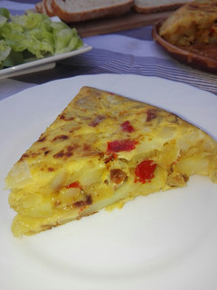 Una foto de Tortilla de patatas con pimiento y chorizo