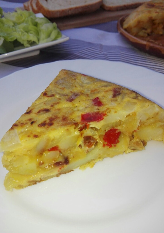 Una foto de Tortilla de patatas con pimiento y chorizo