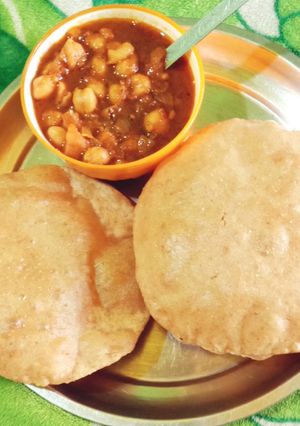 छोले और गेहूं के आटे के भटूरे (chole aur gehu ke aate ke bhature recipe in Hindi) रेसिपी मुख्य फोटो