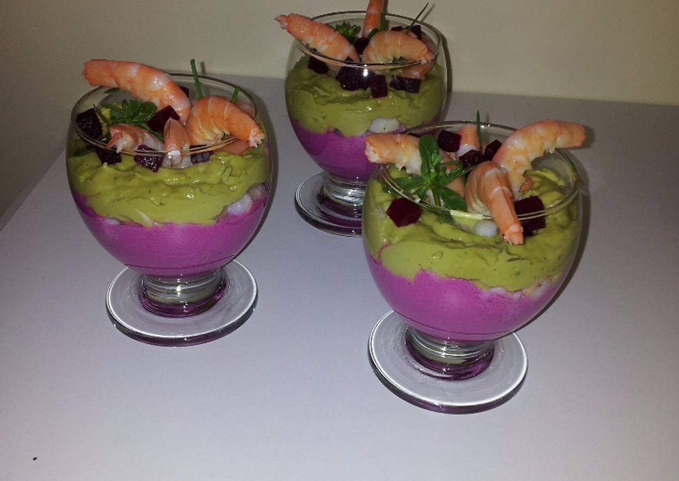 Mousse de betterave et avocat aux crevettes