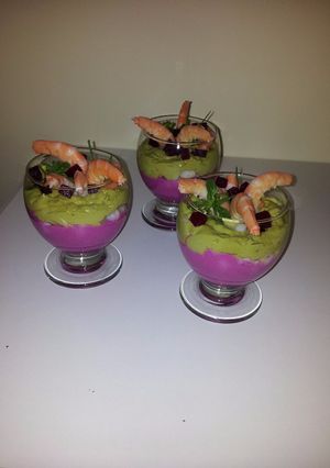 Une photo de Mousse de betterave et avocat aux crevettes