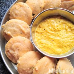 A picture of Masoor dal Idlis.