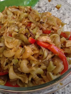 Una foto de Macarrones con verduras y salsa de soja