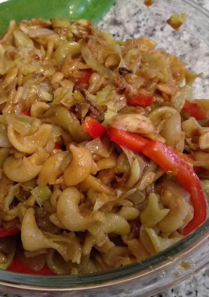 Una foto de Macarrones con verduras y salsa de soja