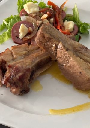 Una foto de Costillas de cerdo en salsa de maracuyá 🍷