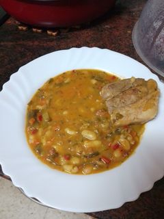 Una foto de Guiso de judías con acelgas tiernas y costillas adobadas