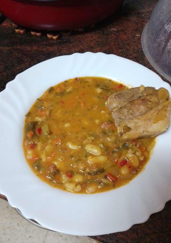 Una foto de Guiso de judías con acelgas tiernas y costillas adobadas