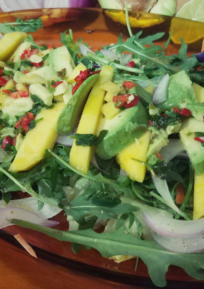 Una foto de Ensalada de mango y aguacate con aliño picante