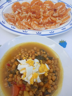 Una foto de Garbanzos con Acelgas, Bacalao y Huevo Cocido