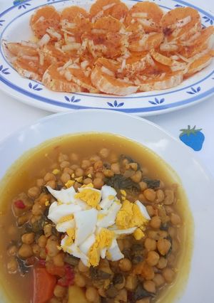 Una foto de Garbanzos con Acelgas, Bacalao y Huevo Cocido
