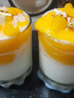 મેંગો ડાલગોના મિલ્કશેક (mango dalgona milkshake recipe in Gujarati) રેસીપી મુખ્ય ફોટો