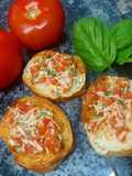 Tostaditas caprese (queso, tomate y albahaca)