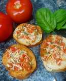 Tostaditas caprese (queso, tomate y albahaca)