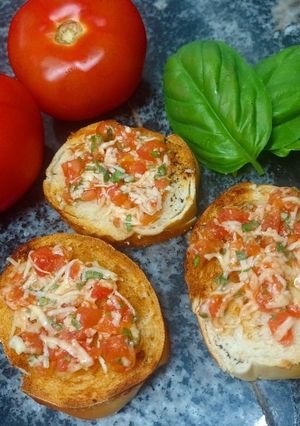 Una foto de Tostaditas caprese (queso, tomate y albahaca)