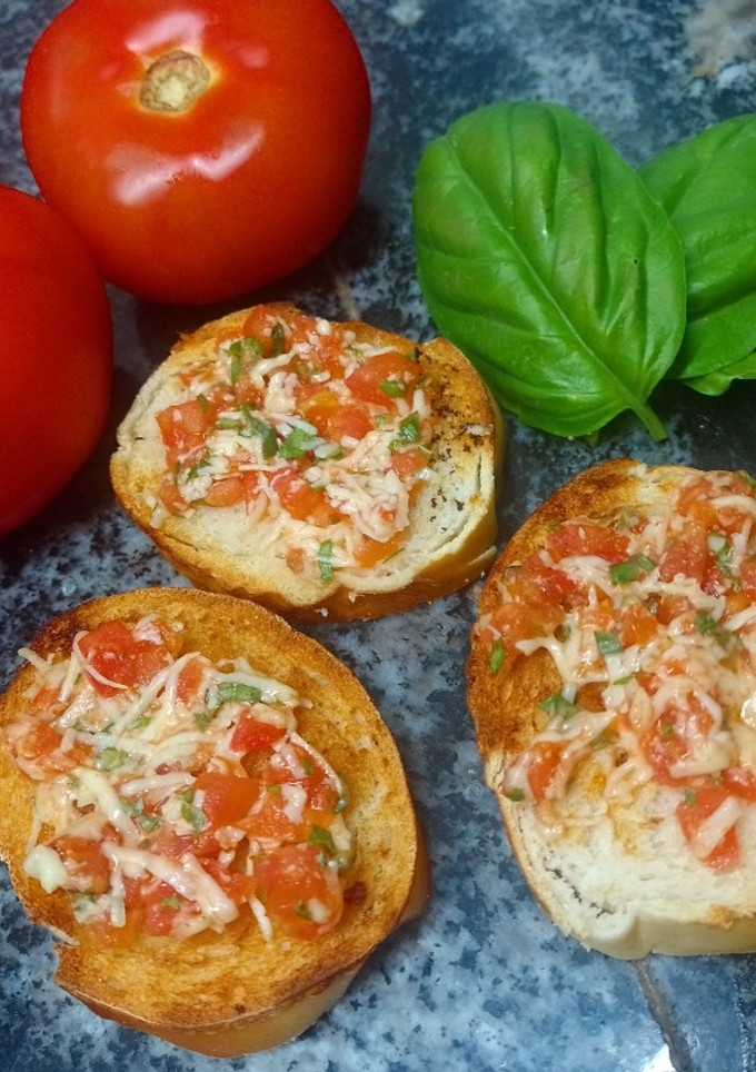 Una foto de Tostaditas caprese (queso, tomate y albahaca)