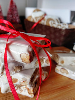 Una foto de Turrón de almendras y maní casero y fácil! 💯