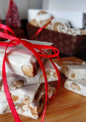 Una foto de Turrón de almendras y maní casero y fácil! 💯