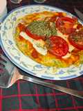 Tortilla de brócoli con sobre mesa de tomate