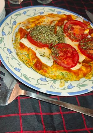 Foto principal de Tortilla de brócoli con sobre mesa de tomate