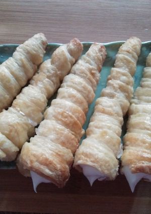 A picture of Cream rolls.