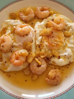Una foto de Huevos fritos con gambas al ajillo en un plis plas