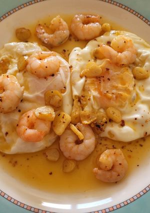Una foto de Huevos fritos con gambas al ajillo en un plis plas