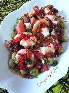 Una foto de Langostinos y tomates con chimichurri de pimientos de piquillo