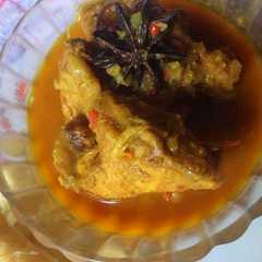 A picture of Kari ayam & roti jala.