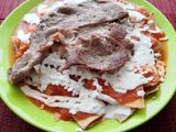 Chilaquiles rojos con bistec