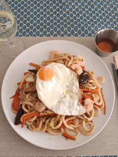 Una foto de Udon con gambas