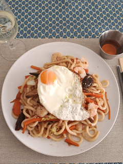 Una foto de Udon con gambas