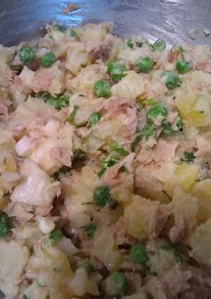 Una foto de Ensalada de atún y papas