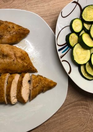 Fűszeres egyben sült csirkemell, sült cukkinivel recept fotója