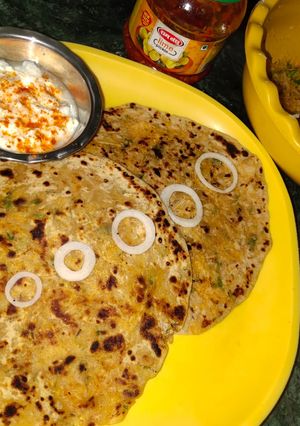 A picture of Mooli ke Parathe.