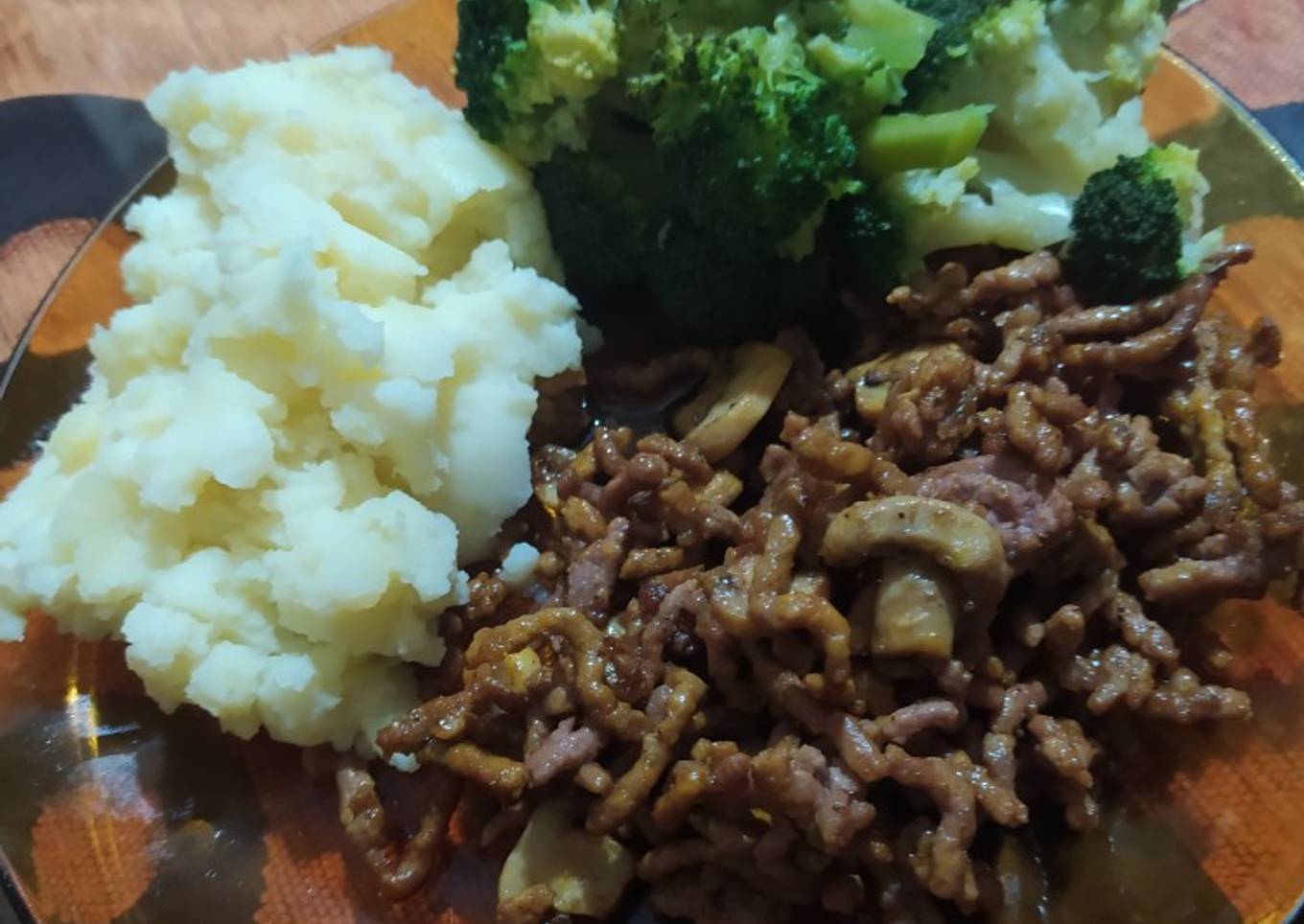Carne picada con champiñones puré de patatas y brócoli