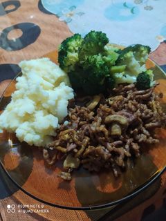 Una foto de Carne picada con champiñones puré de patatas y brócoli