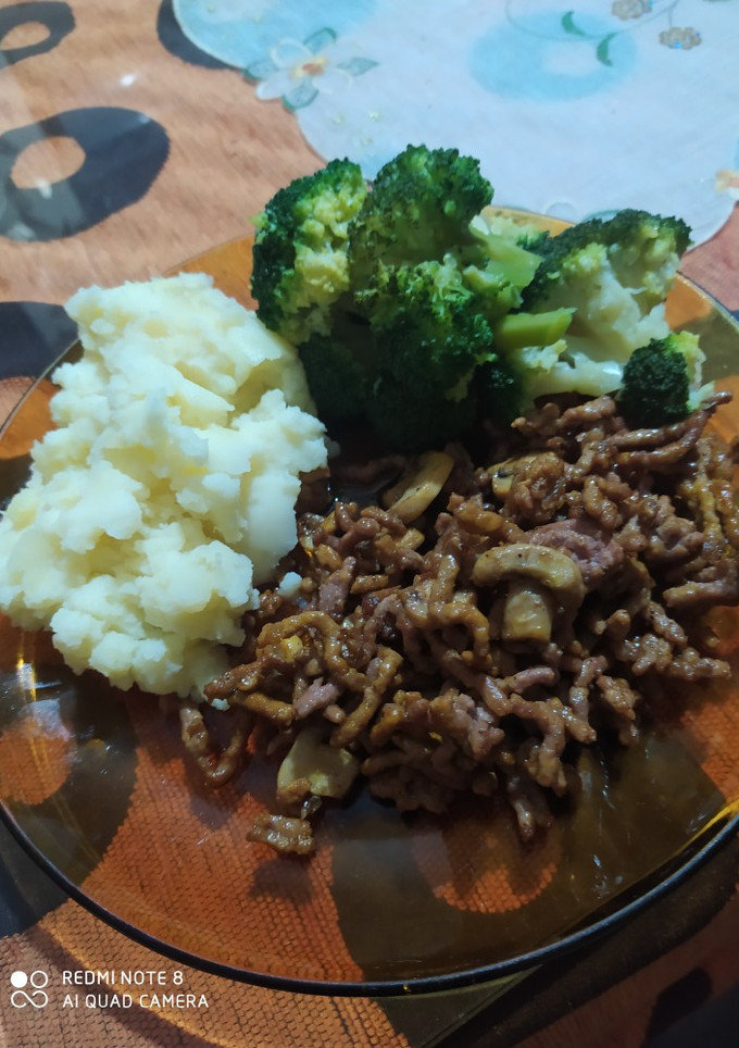 Una foto de Carne picada con champiñones puré de patatas y brócoli