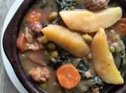 Una foto de sopa de espinaca y arvejas