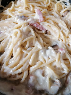 Una foto de Spaguettis con salsa de queso y Nata