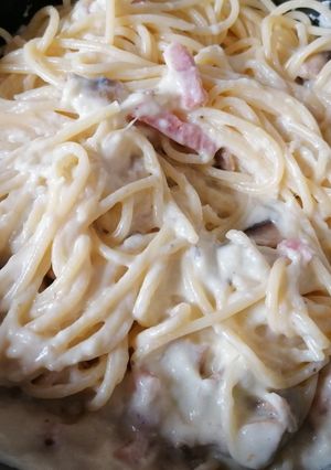 Una foto de Spaguettis con salsa de queso y Nata