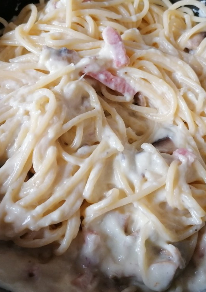 Una foto de Spaguettis con salsa de queso y Nata