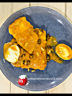Foto principal de Bacalao con pasas, piñones y huevo duro