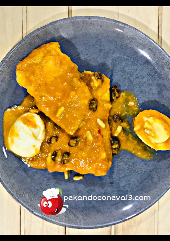Una foto de Bacalao con pasas, piñones y huevo duro