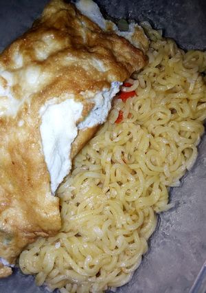 A picture of Noodles and fried egg.