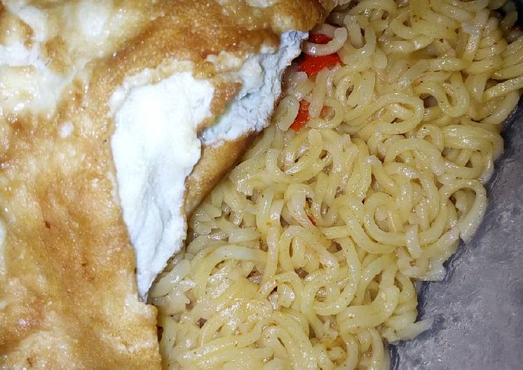 Noodles and fried egg