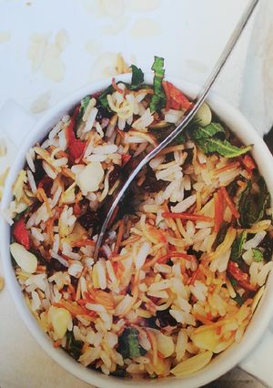 Una foto de Arroz Árabe con pasas corinto, tocino ahumado, almendras y menta