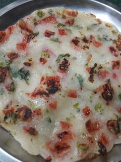 सूजी और टमाटर का उत्तपम(Suji aur tamatar ka uttapam recipe in hindi) रेसिपी मुख्य फोटो