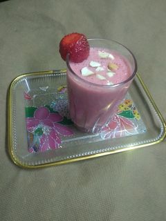 સ્ટ્રોબેરી મિલ્ક શેક (Strawberry Milk Shake Recipe In Gujarati) રેસીપી મુખ્ય ફોટો
